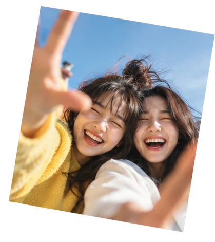 함께 웃으며 셀카를 찍는 두 사람
